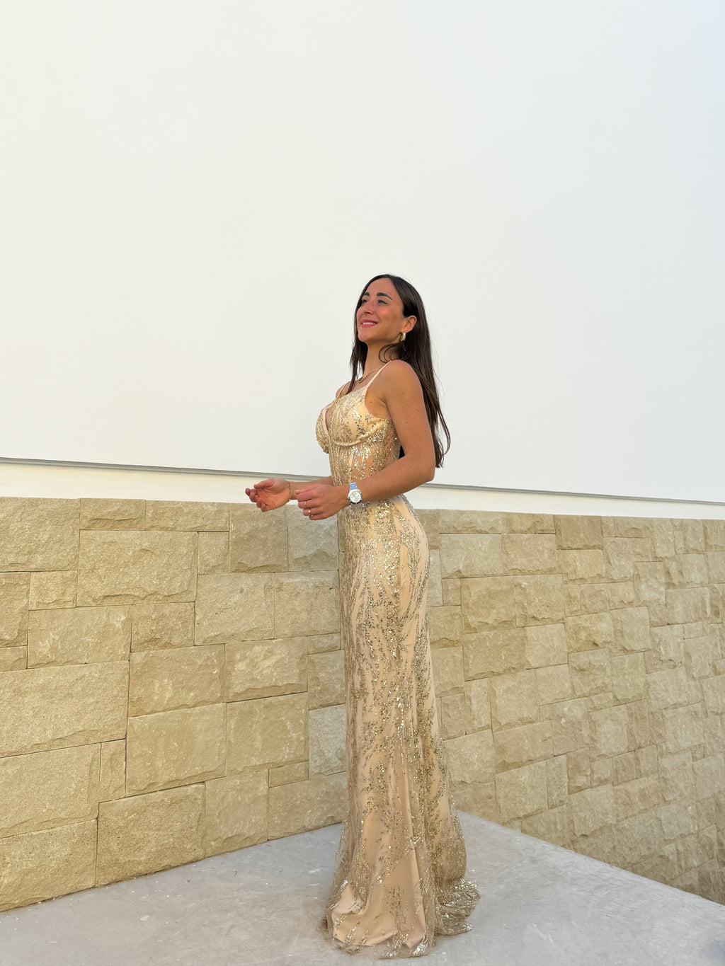 Vestido tipo espartilho com decote em V e strass dourados