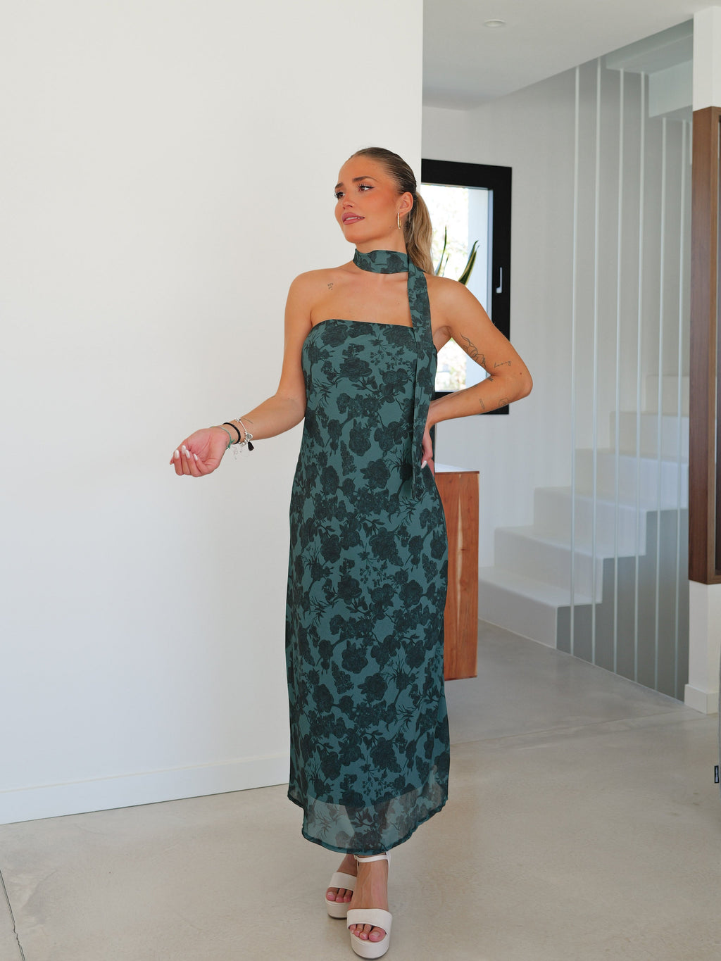Vestido com gola choker e padrão de garrafas