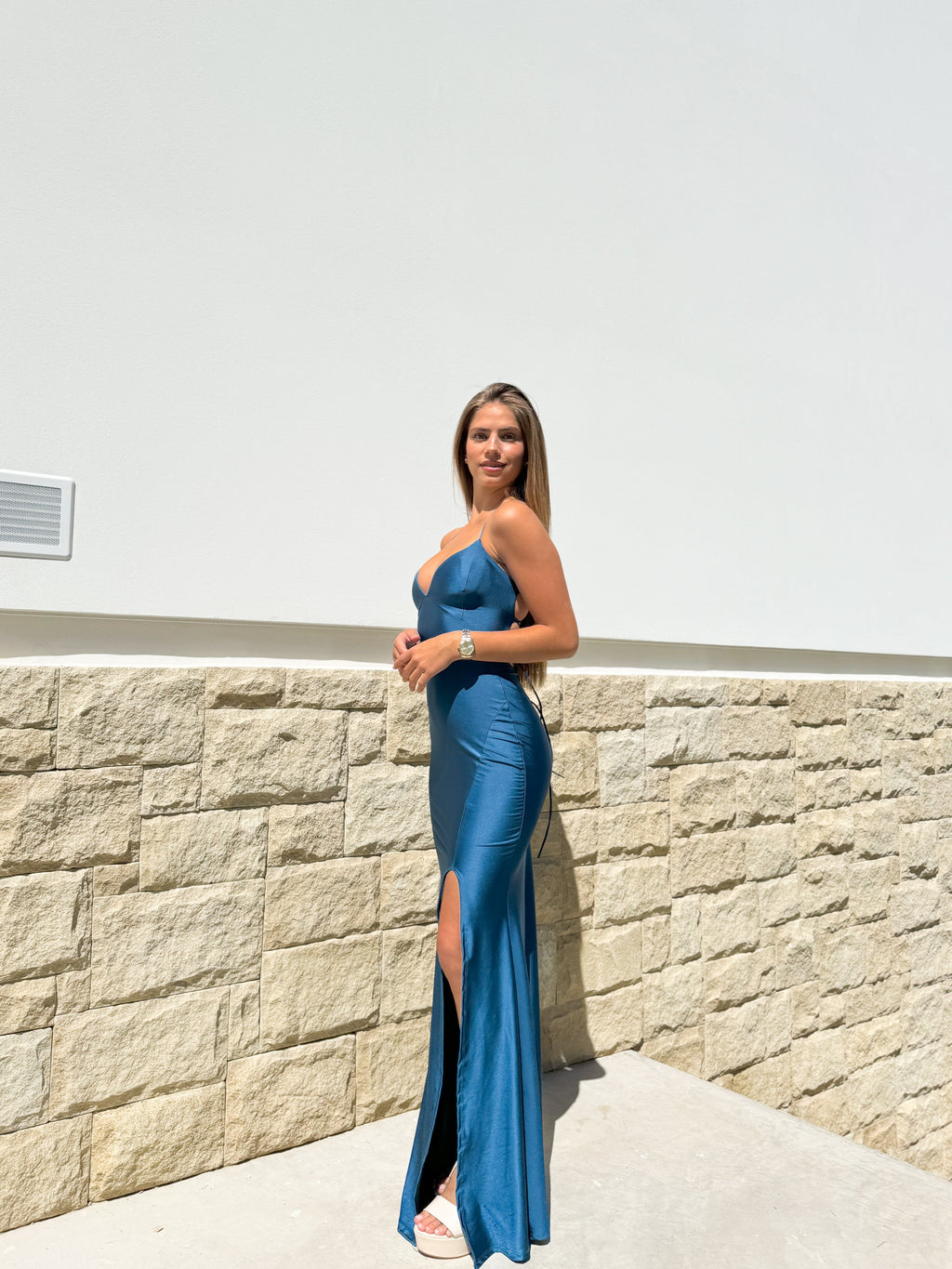 Vestido com decote em V em cetim entrelaçado, cor petróleo