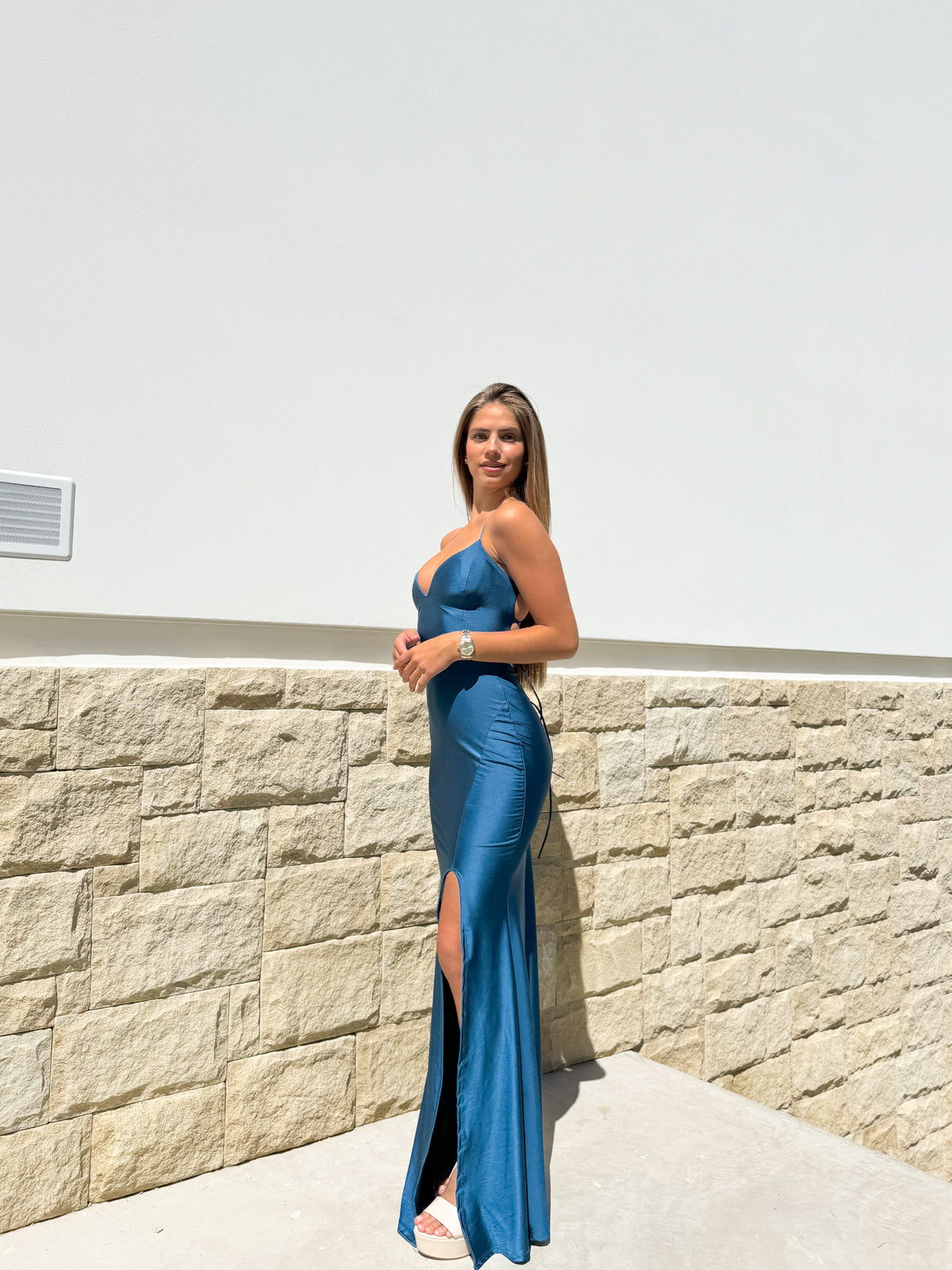 Vestido com decote em V em cetim entrelaçado, cor petróleo