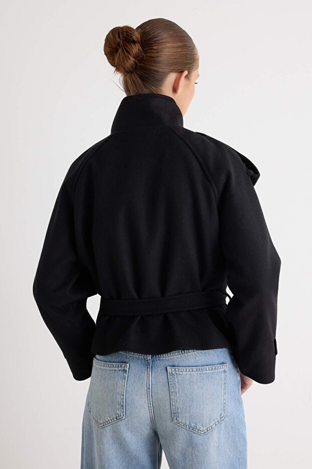 Casaco curto oversize trespassado com gola subida e cinto preto