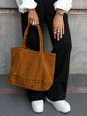 Bolso maxi con tachuelas, color camel