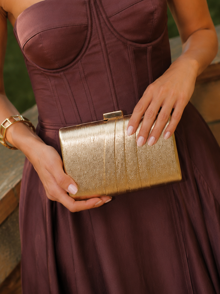 Clutch com faixas douradas