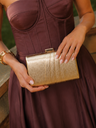 Cartera de mano con bandas doradas