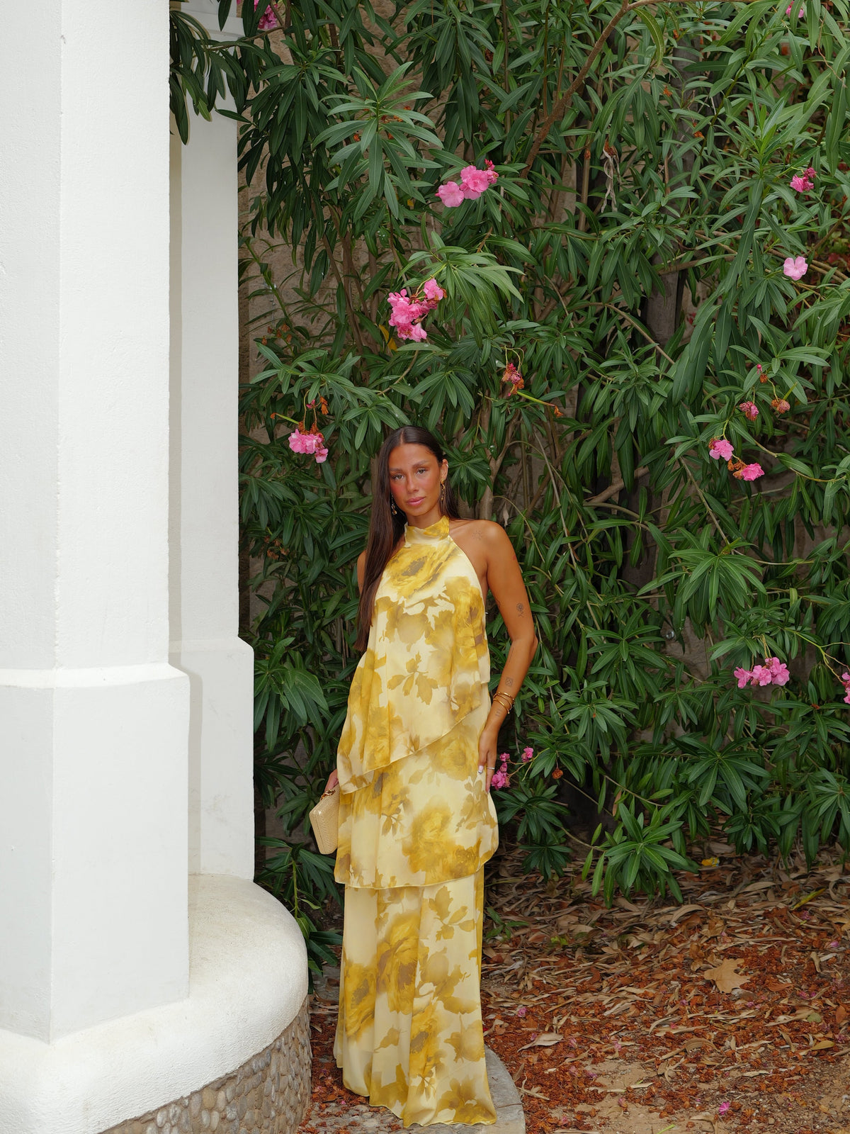 Vestido comprido com decote halter, folhos e padrão amarelo