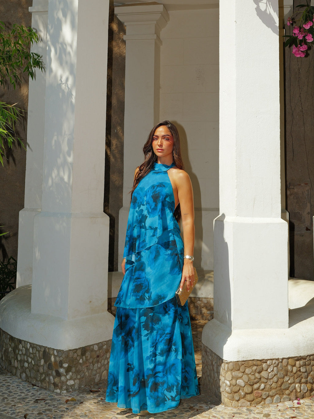 Vestido comprido com decote halter, folhos e padrão azul-petróleo