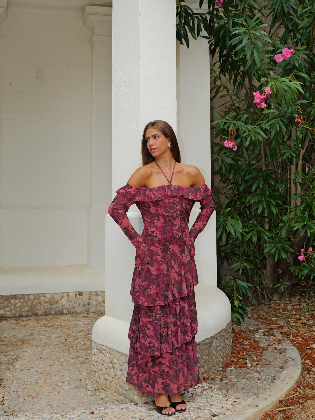 Vestido comprido com mangas com folhos e padrão cor de bordô