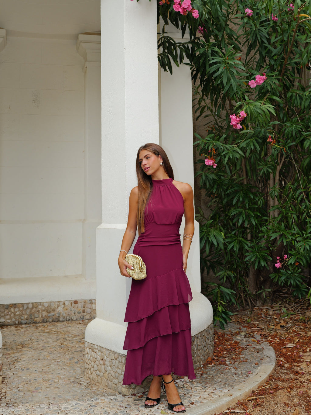 Vestido midi com laço e decote halter em tom de vinho