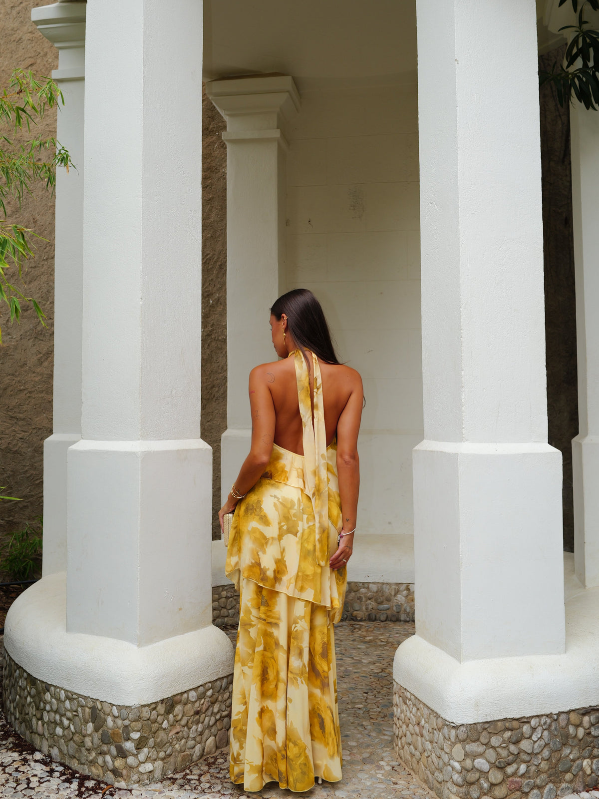 Vestido comprido com decote halter, folhos e padrão amarelo