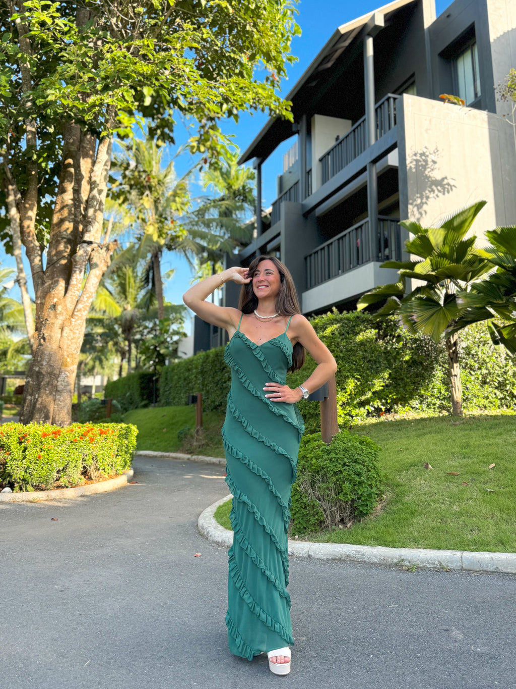 Vestido com folhos em crepe cor de garrafa