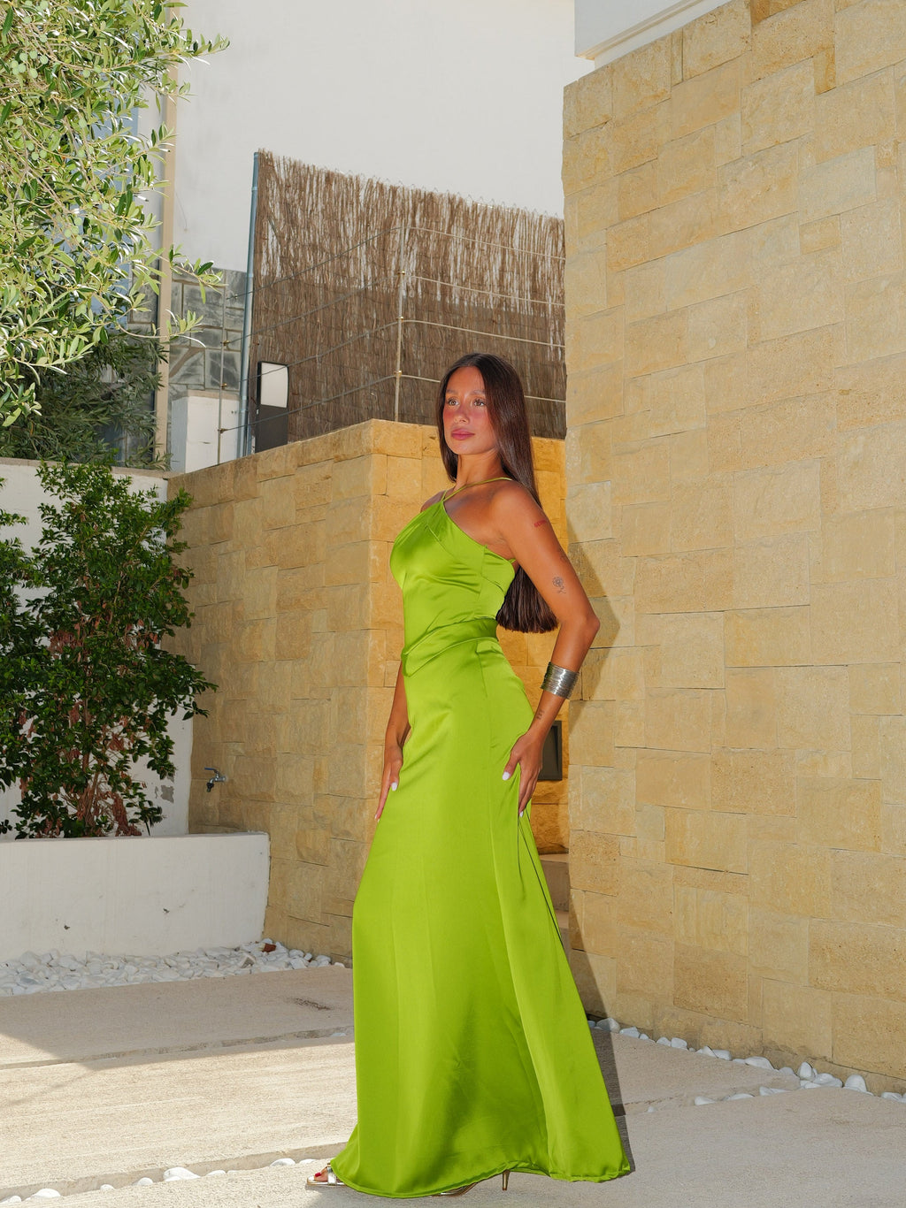 Vestido halter em cetim verde-oliva
