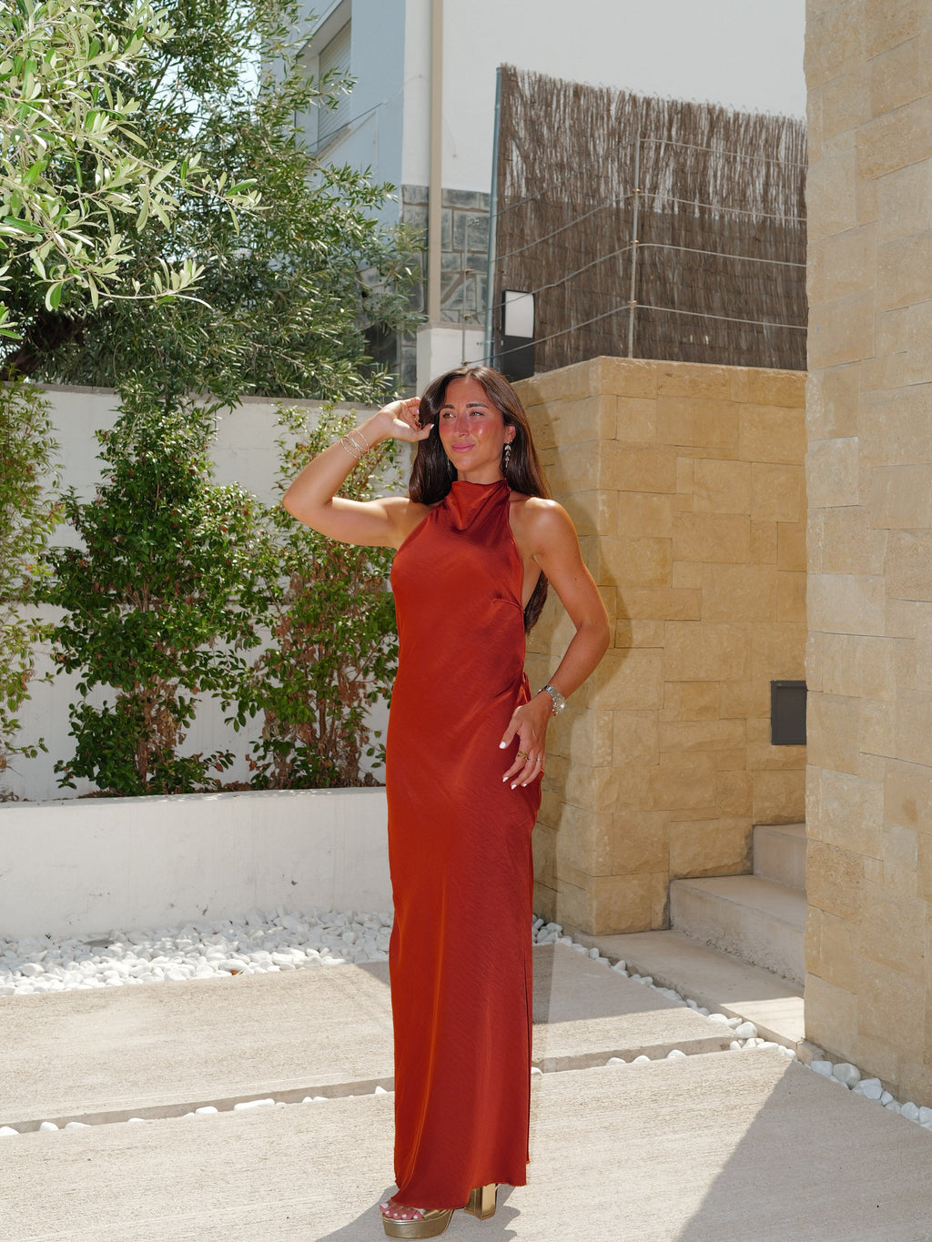 Vestido halter em cetim com decote nas costas em forma de caldeira