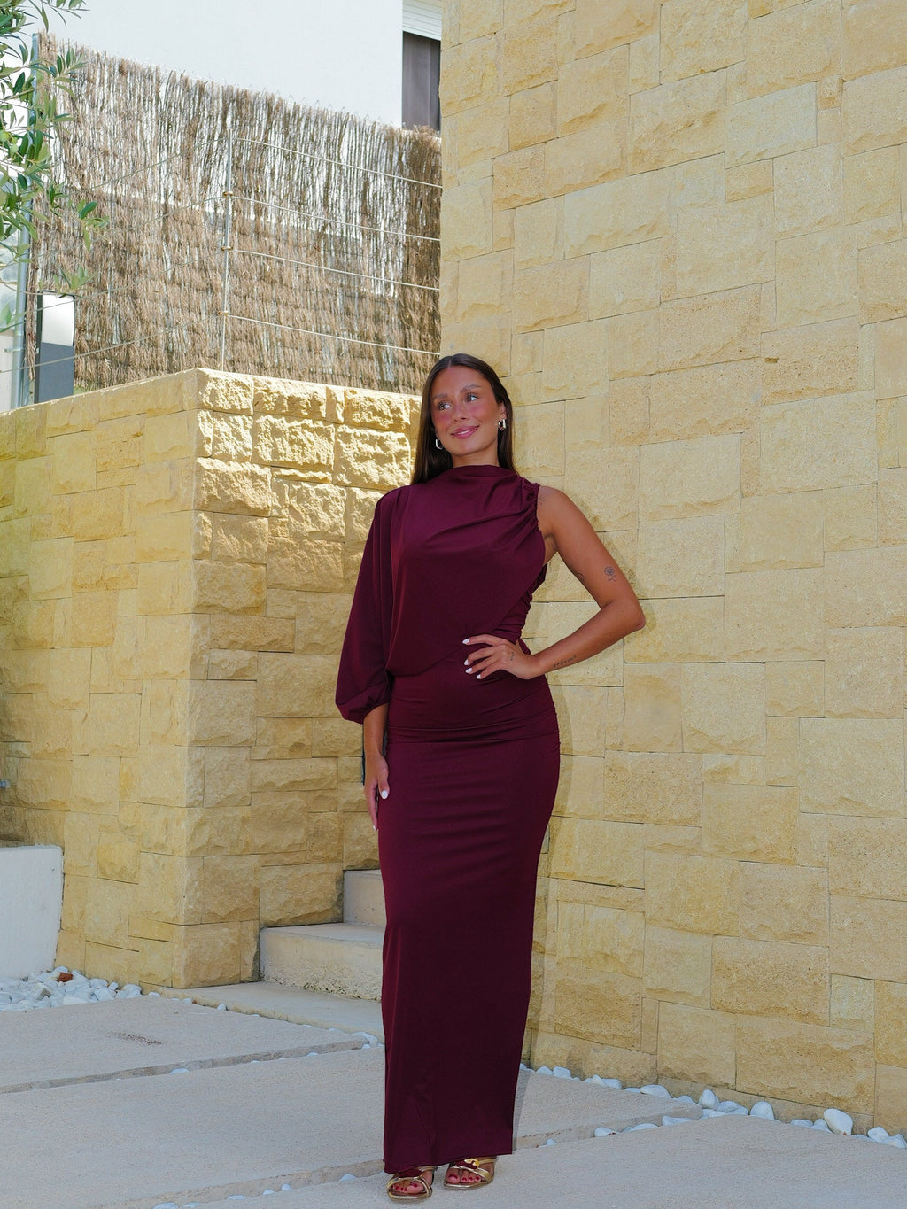 Vestido comprido com manga assimétrica e cape em cor de vinho