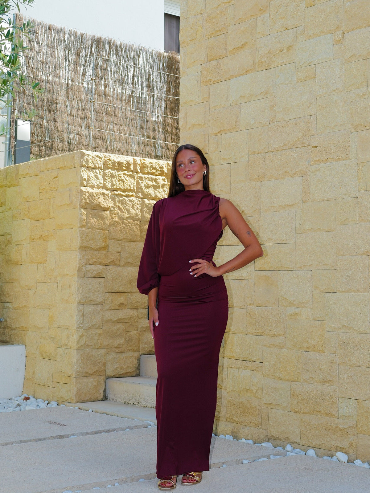Vestido comprido com manga assimétrica e cape em cor de vinho