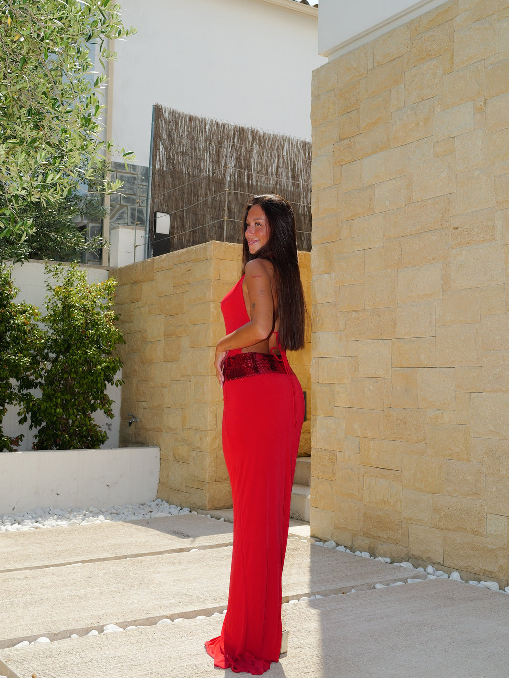 Vestido comprido em estilo cascata com brilhos vermelhos