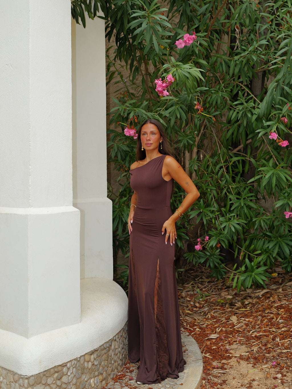 Vestido assimétrico de renda cor de chocolate