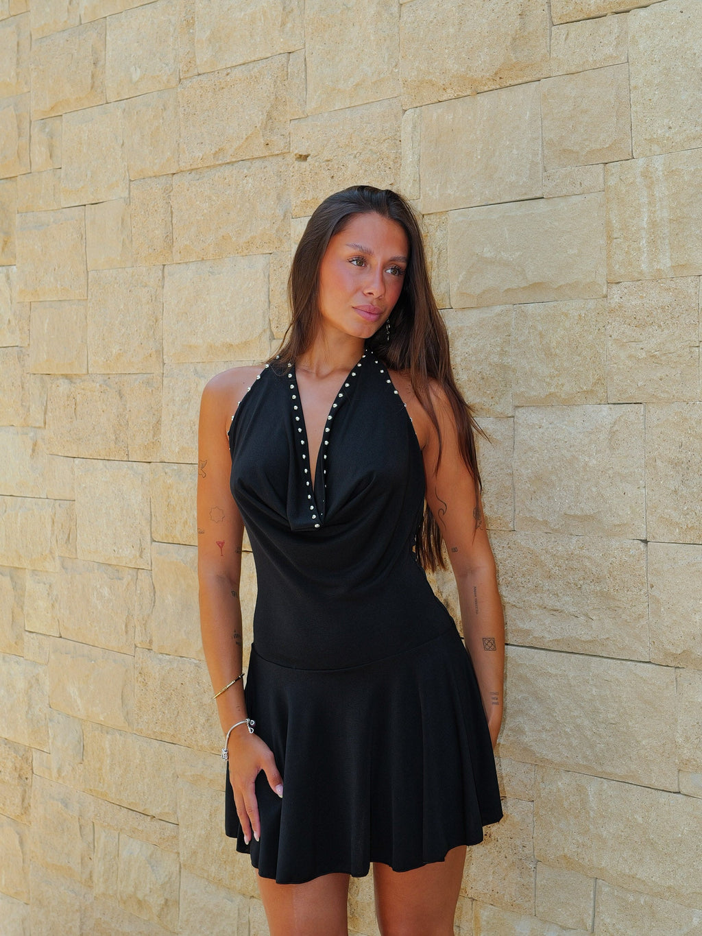 Vestido mini com decote halter e tachas, preto