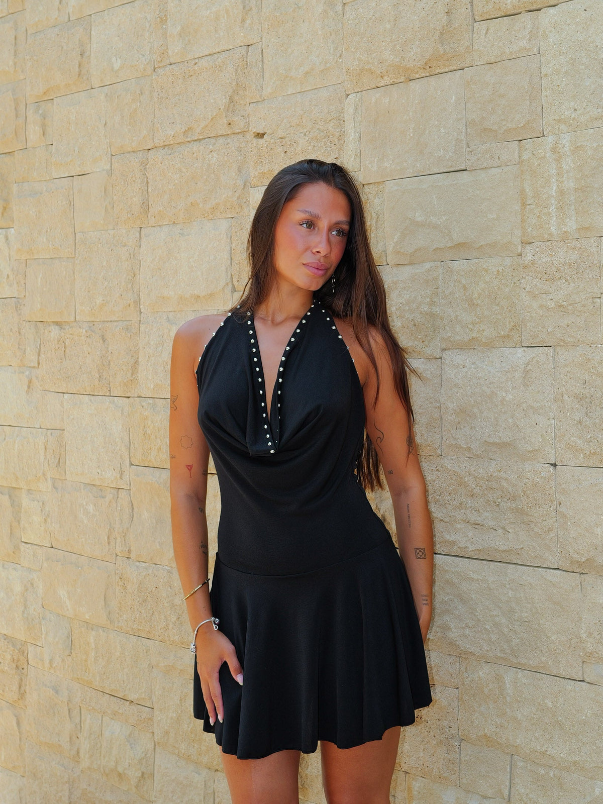 Vestido mini com decote halter e tachas, preto