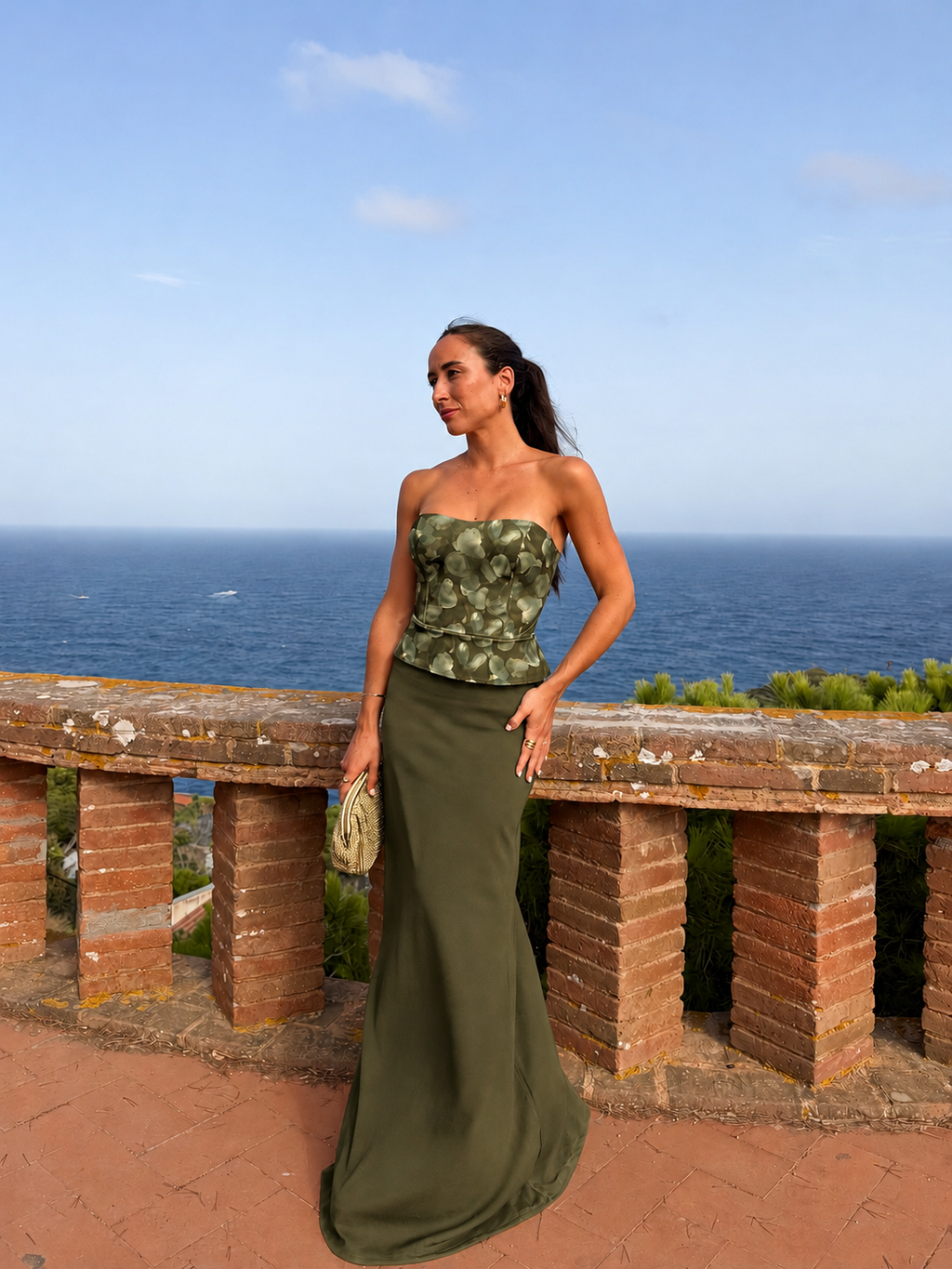 Vestido tipo espartilho com padrão em tom de azeitona