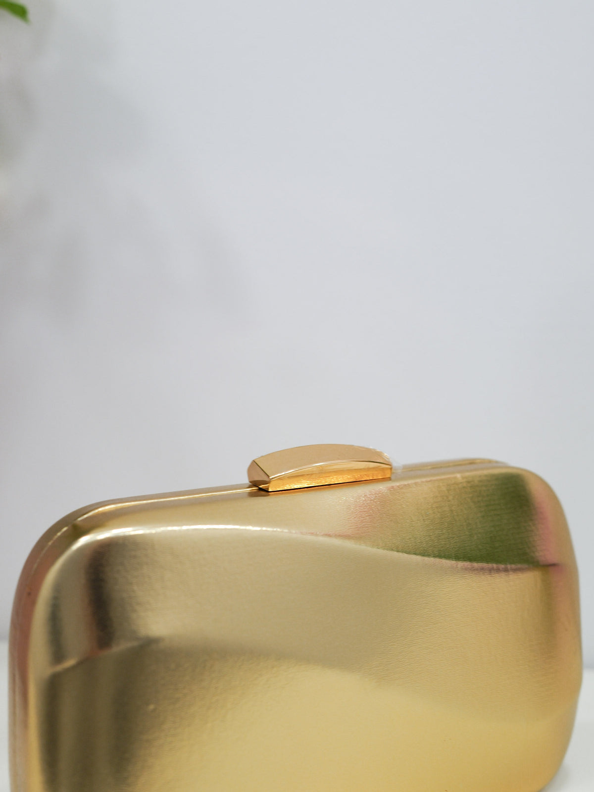 Clutch com efeito de onda dourado