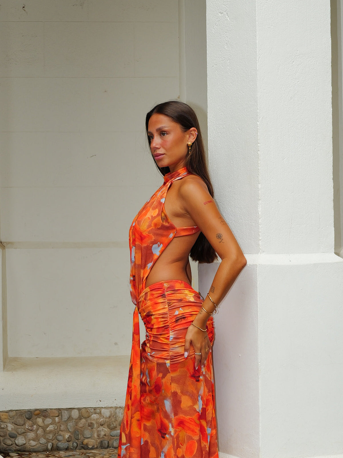 Vestido com decote halter, estampado, cintura aberta e saia em forma de sino