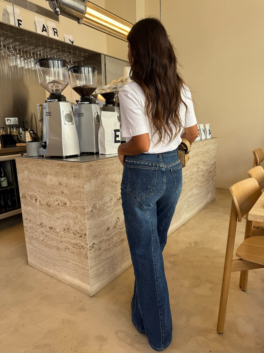 Calça jeans de perna larga com detalhes de tachas