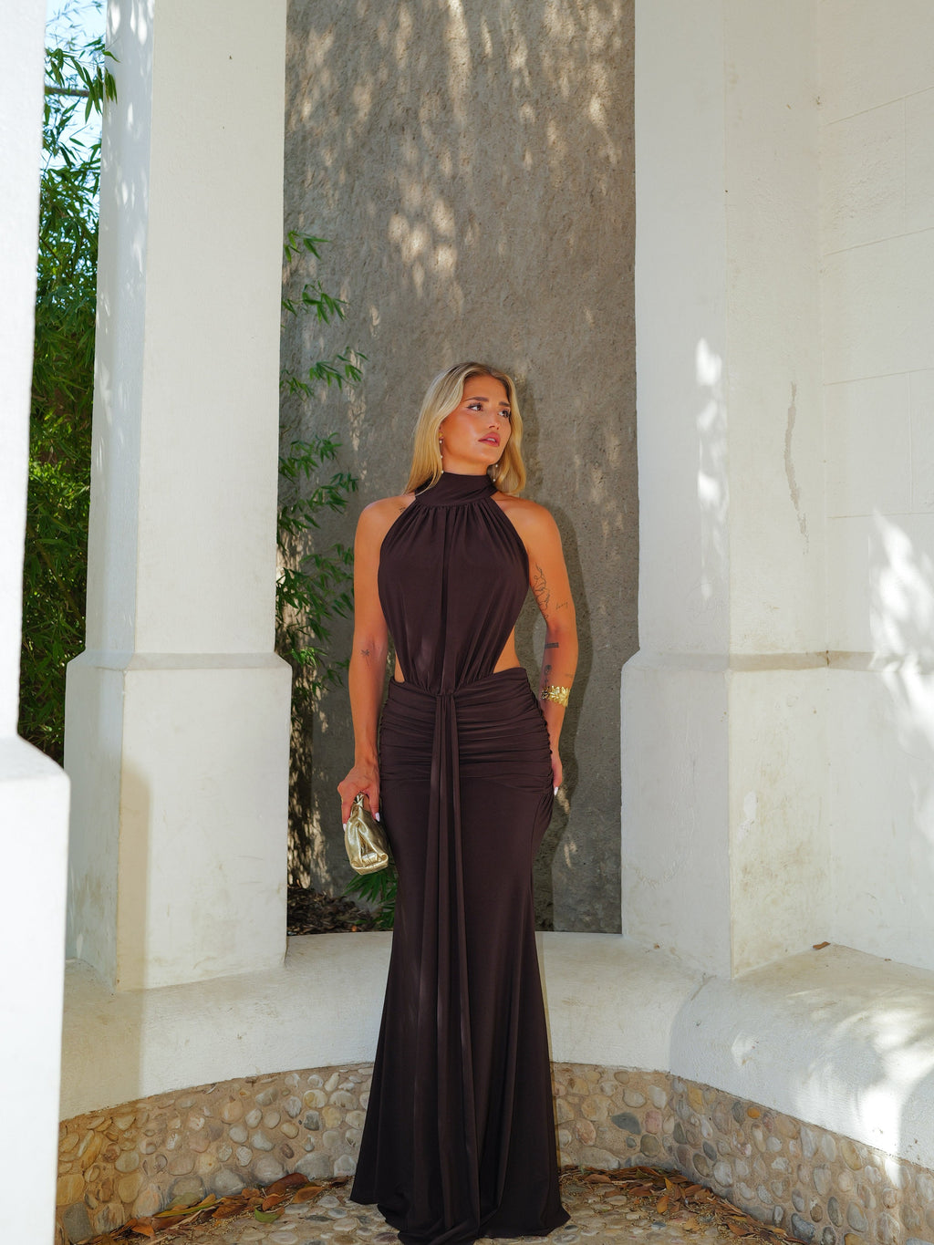 Vestido comprido com decote halter e costas abertas, cor de chocolate