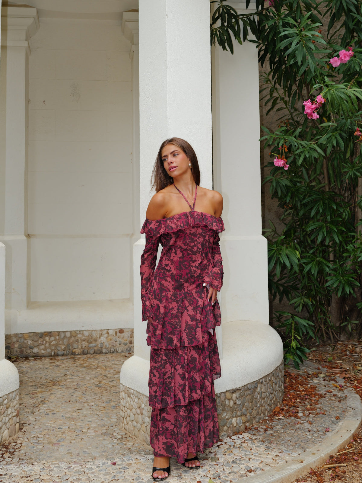 Vestido comprido com mangas com folhos e padrão cor de bordô