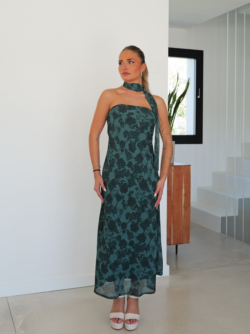 Vestido com gola choker e padrão de garrafas
