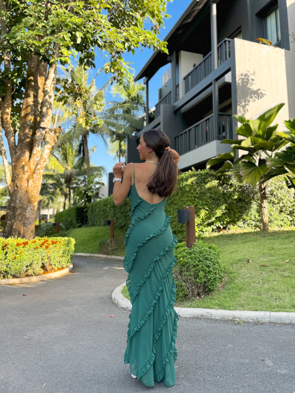 Vestido com folhos em crepe cor de garrafa