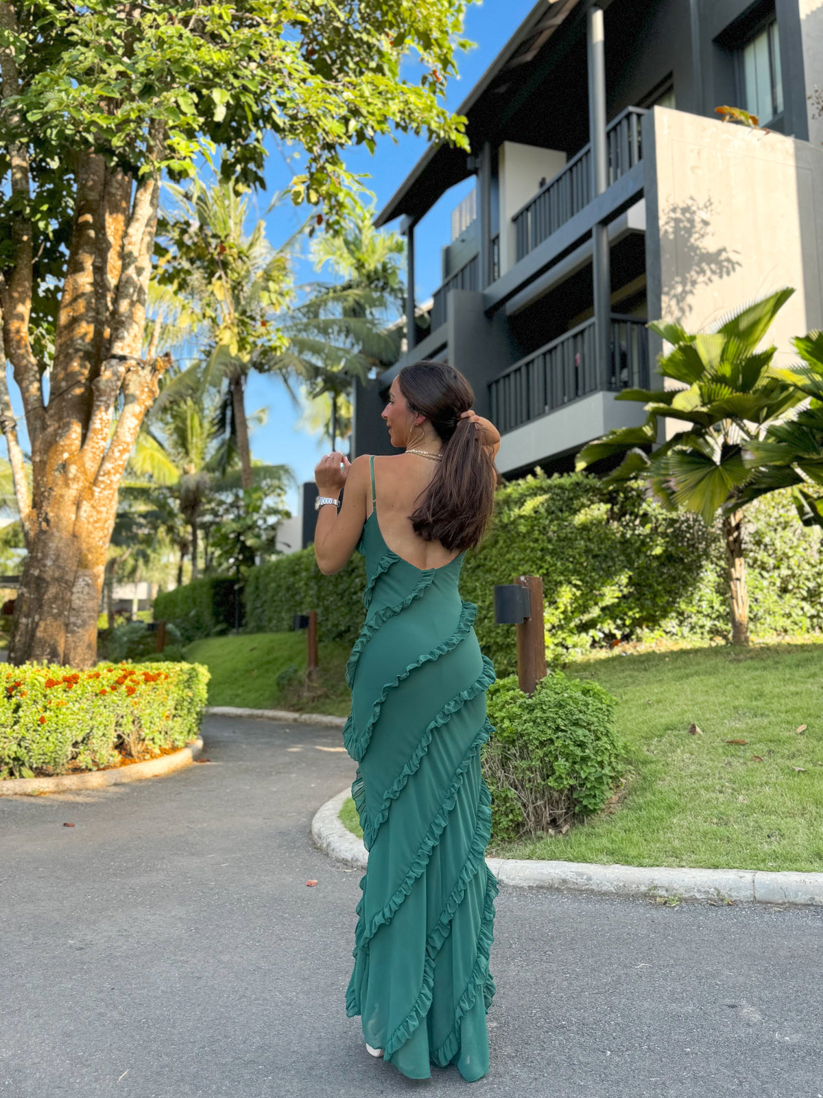 Vestido com folhos em crepe cor de garrafa