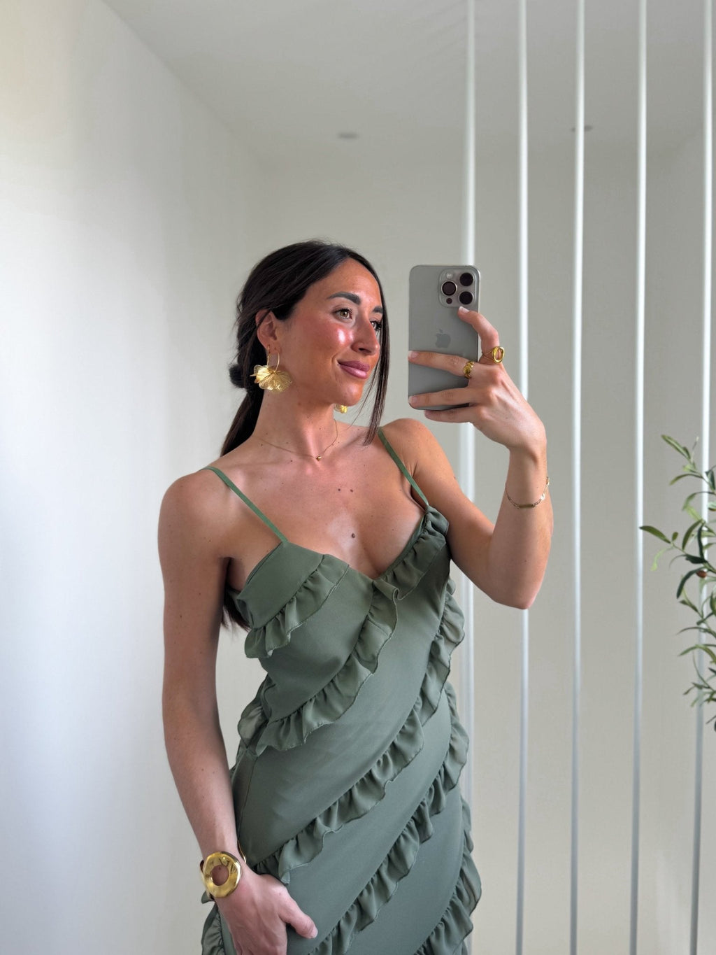Vestido com folhos em crepe cáqui