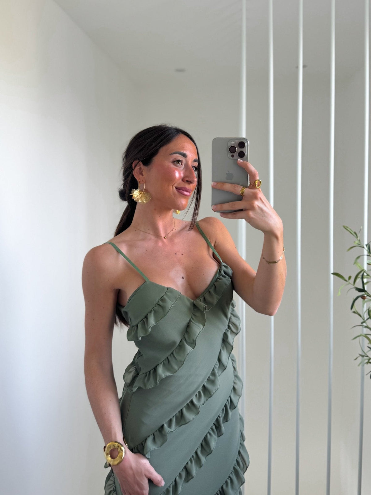 Vestido com folhos em crepe cáqui