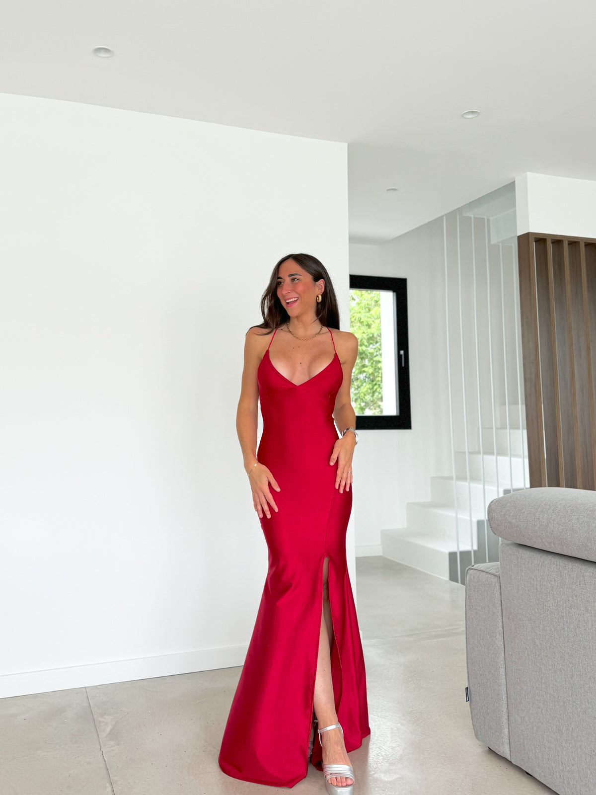 Vestido rojo con escote en V de satén entrelazado