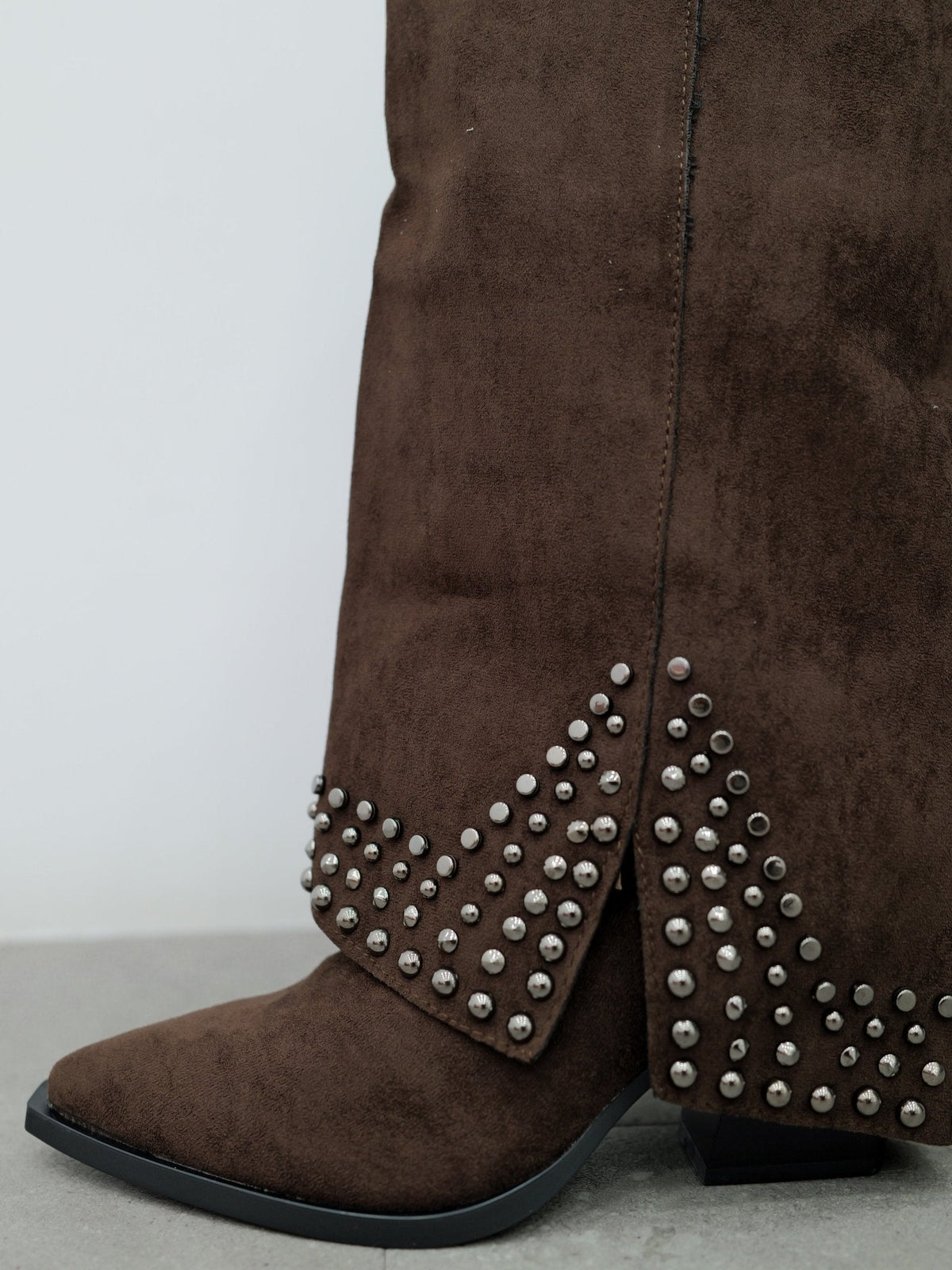 Botas de salto alto com tachas em tom de chocolate