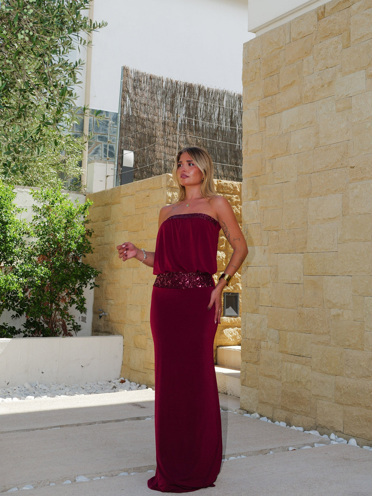 Vestido comprido com padrão de glitter cor de bordô