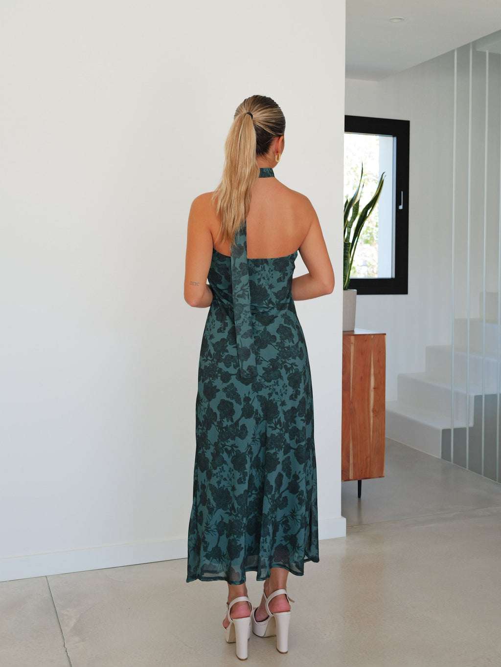 Vestido com gola choker e padrão de garrafas