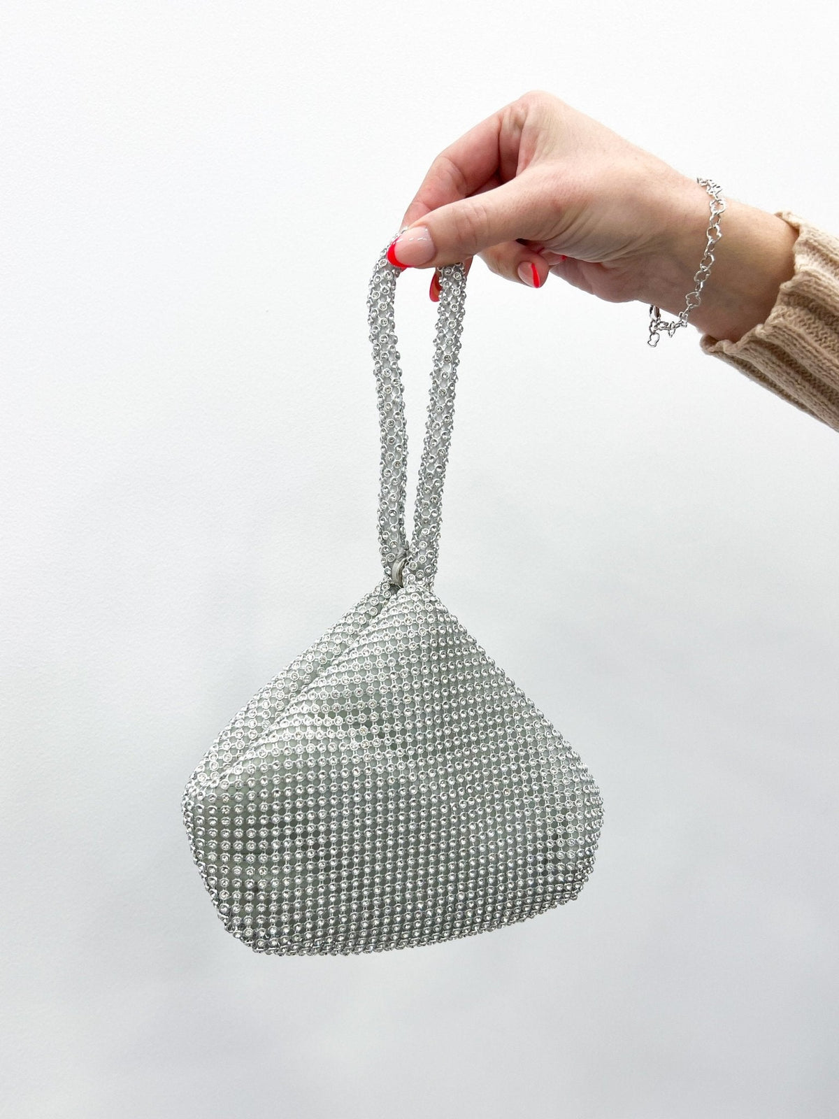 Bolsa de mão com brilhos prateados