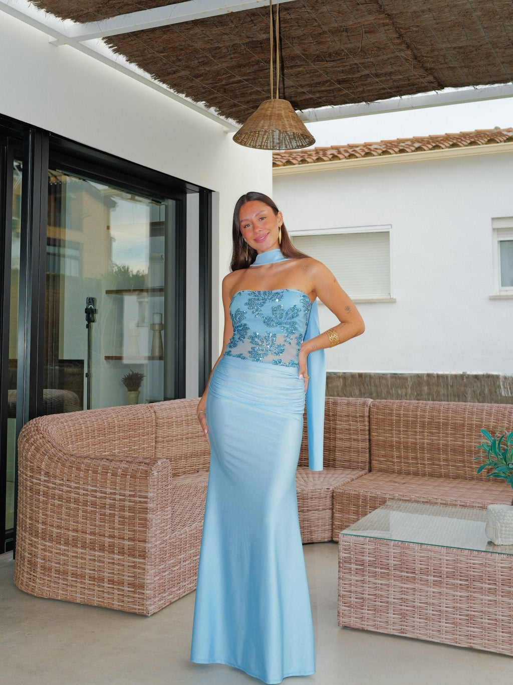 Vestido comprido com detalhes tipo choker e a palavra «celeste»