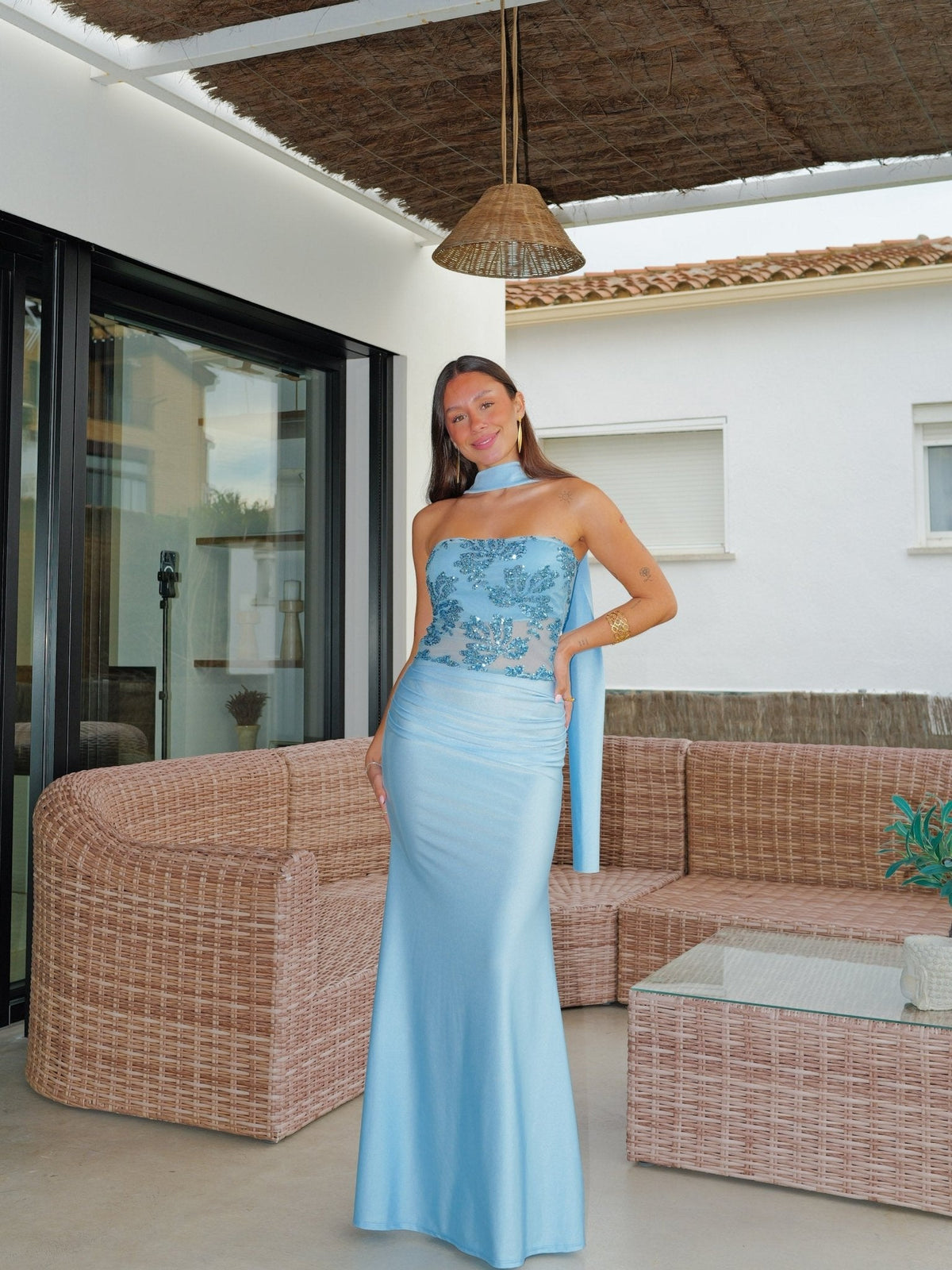 Vestido comprido com detalhes tipo choker e a palavra «celeste»