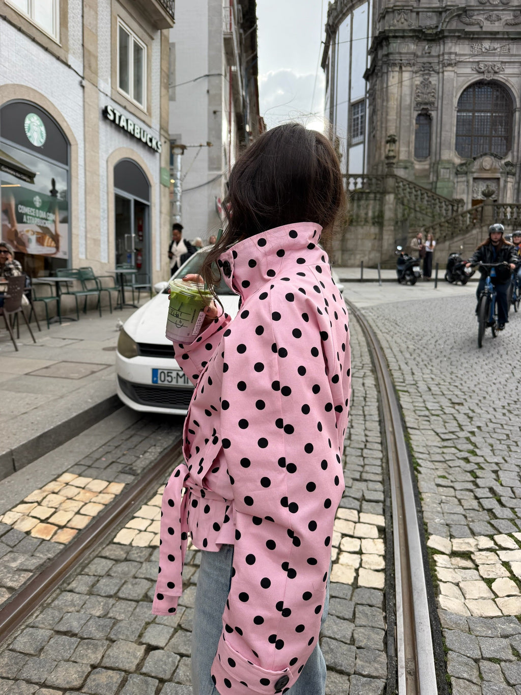 Abrigo tipo trench corto de cuello alto con lunares en rosa