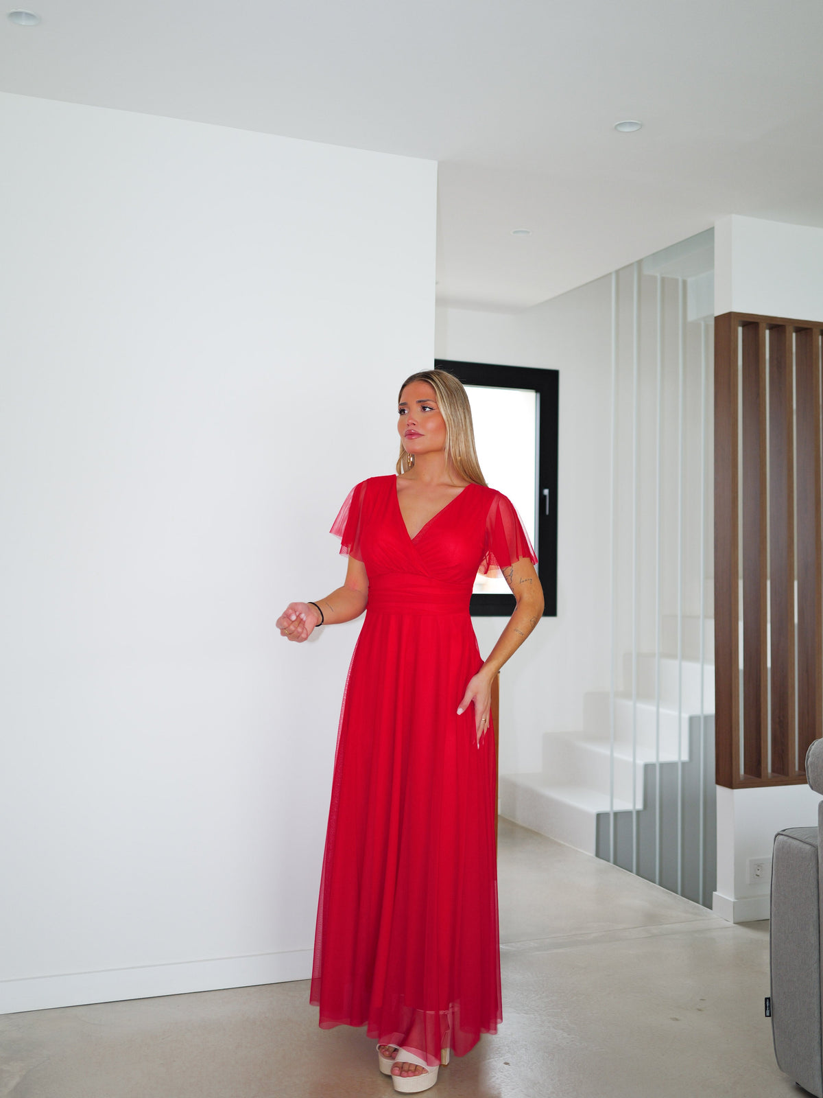 Vestido de tule com mangas vermelhas