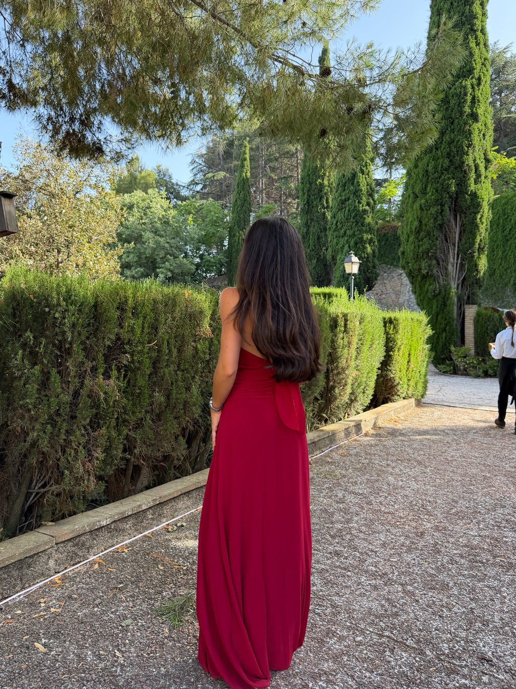 Vestido com decote halter e cintura drapeada, cor bordô