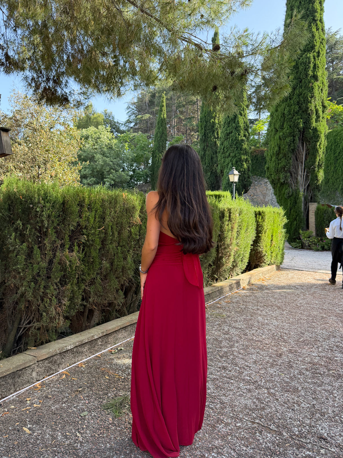 Vestido com decote halter e cintura drapeada, cor bordô