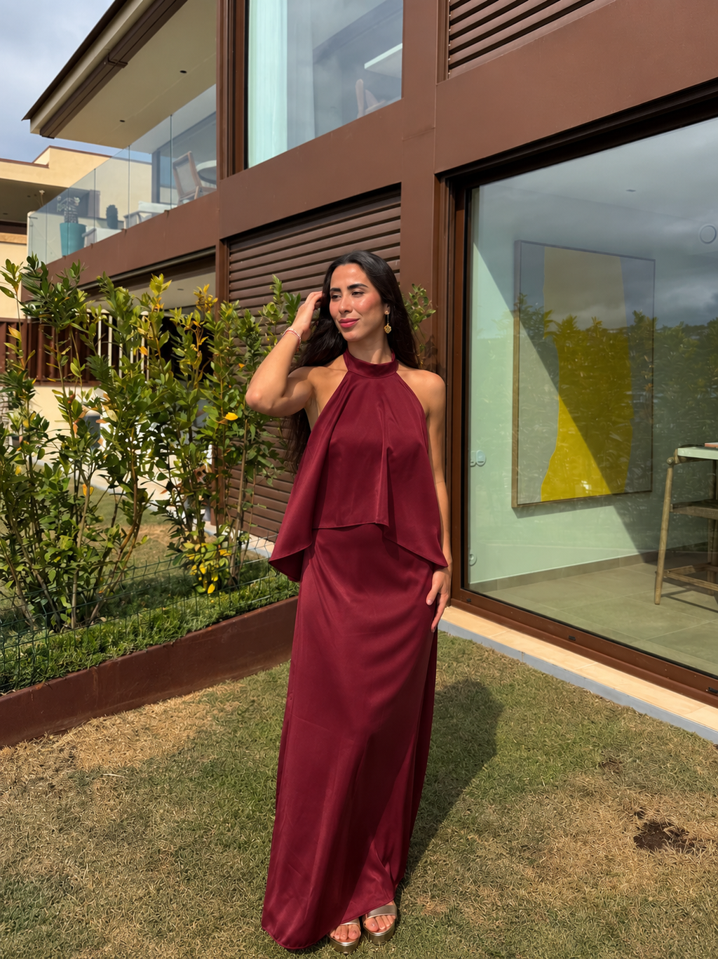 Vestido de cetim com capa cor de bordô