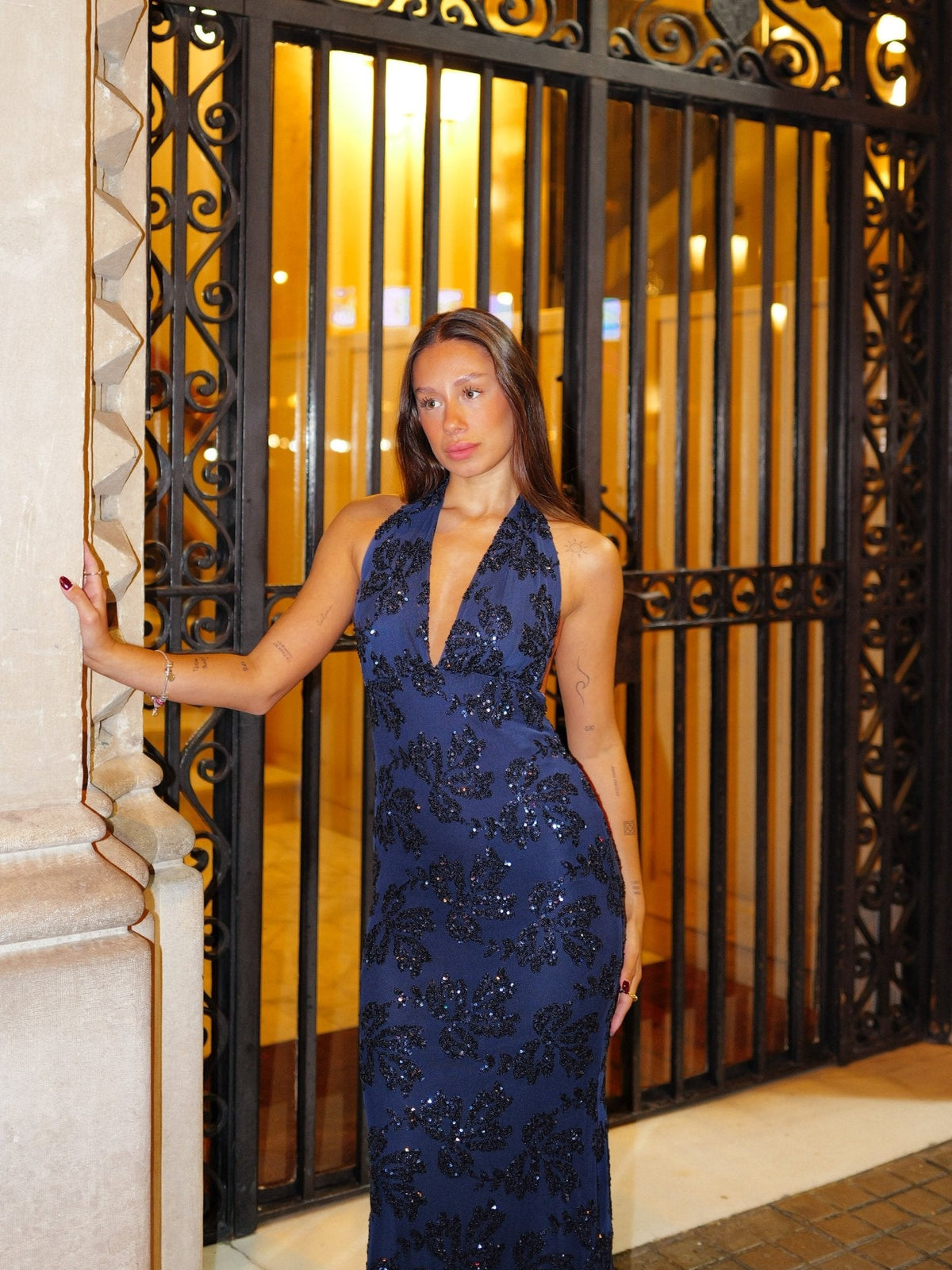 Vestido de tule com detalhes em azul-marinho