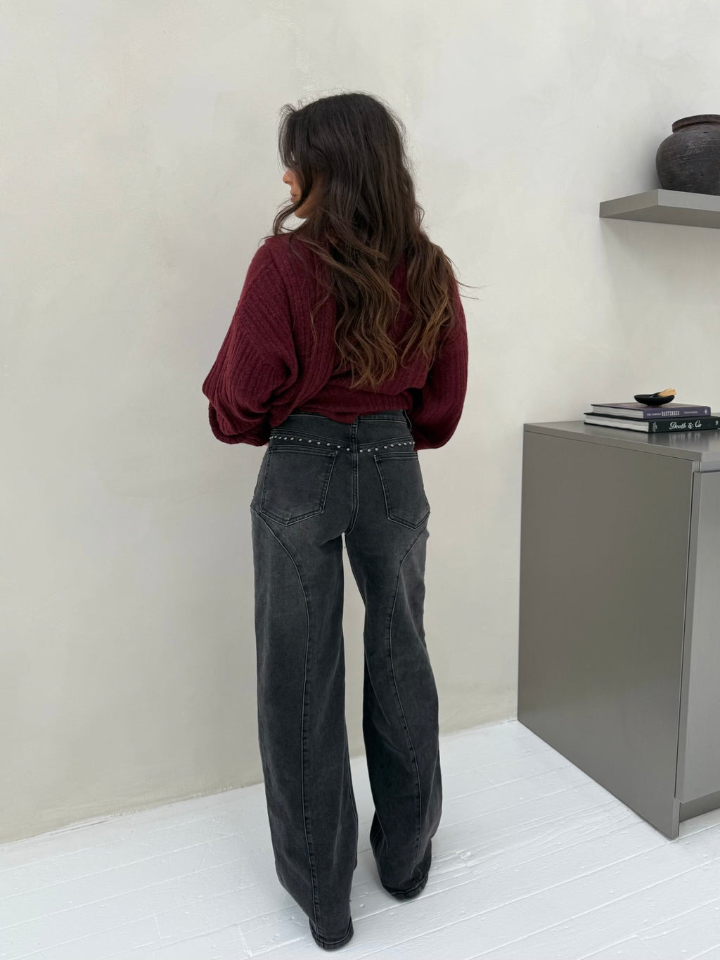 Calça Jeans Cinza de Perna Larga com Detalhes de Tachas