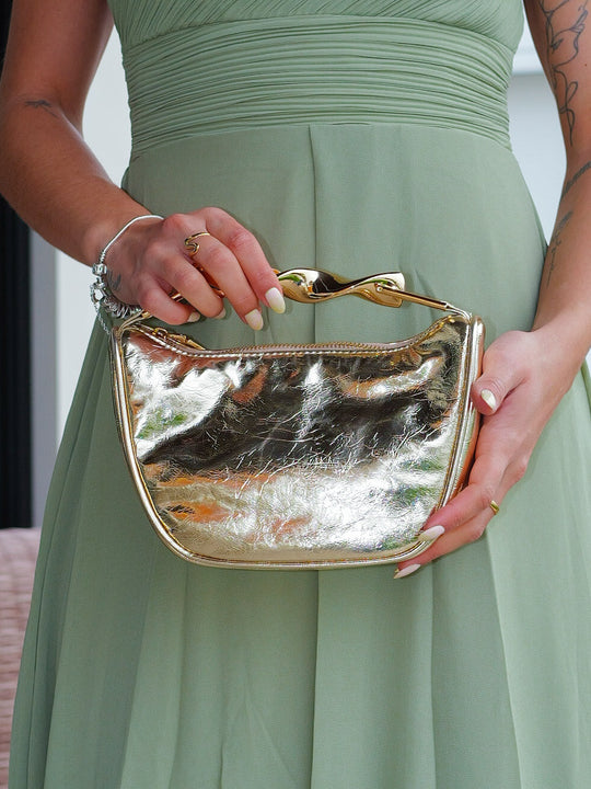 Clutch em forma de meia-lua dourada