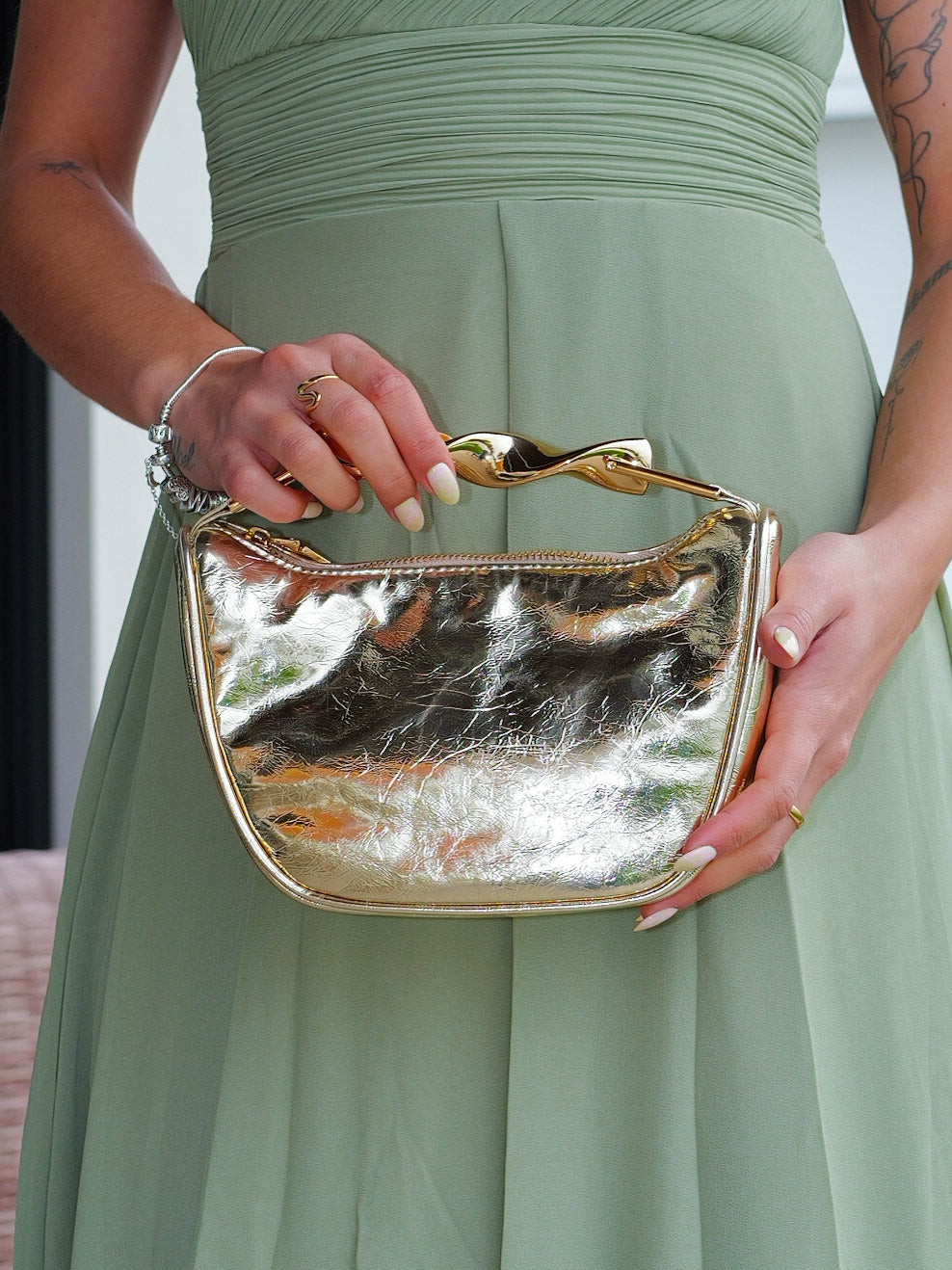 Clutch em forma de meia-lua dourada