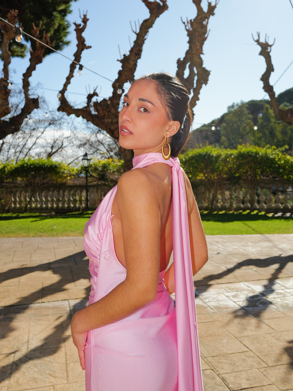 Vestido rosa com decote halter e franzido nas costas